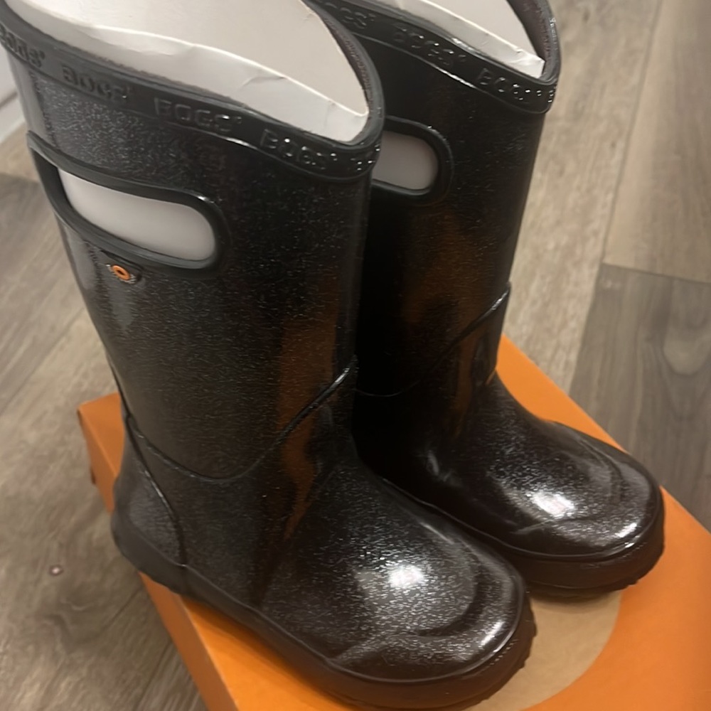 Brand New Kids Bogs Size 10